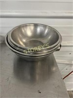 5 S/S Mixing Bowls & 1 Strainer