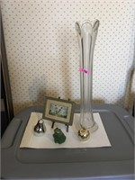 Clear glass swung 18” vase.  4 inch picture on