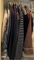 F - MIXED LOT OF WOMENS CLOTHES  (SIZE 8) (A24)