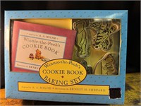 WINNIE THE POOH COOKIE BOOK AND CUTTERS