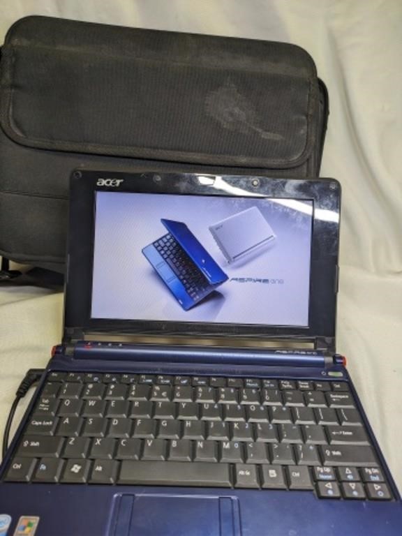 Aspire One Laptop Turns On w/ Carrying Bag