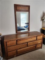 Bassett 8 Drawer Dresser w/Mirror 
Mirror