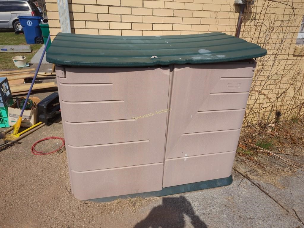 Rubbermaid outdoor storage bin