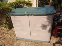 Rubbermaid outdoor storage container