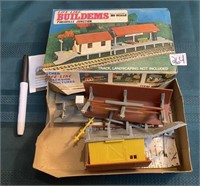 HO SCALE BOX AND CONTENTS