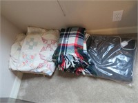 Lot: Blankets, Quilt and Heating Pads