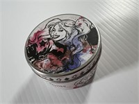 HARLEY QUINN VANILLA PUDDING SCENTED TIN CANDLE -