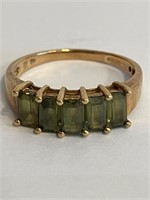 9 carat YELLOW GOLD and EMERALD RING. Consisting 5