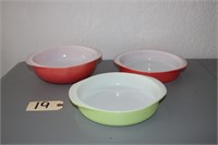 Pyrex pie plates, bowl, & casseroles