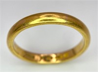 A 22 K yellow gold wedding band ring, fully hallma