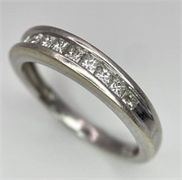 An 18 K white gold ring with a diamond band (0.35