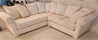 T - SECTIONAL SOFA W/ PILLOWS L7)