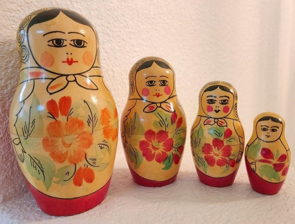 T - LOT OF RUSSIAN NESTING DOLLS (L50)