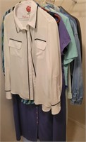 T - MIXED LOT OF WOMEN'S CLOTHING