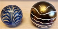 T - LOT OF 2 ARTGLASS PAPERWEIGHTS (A18)