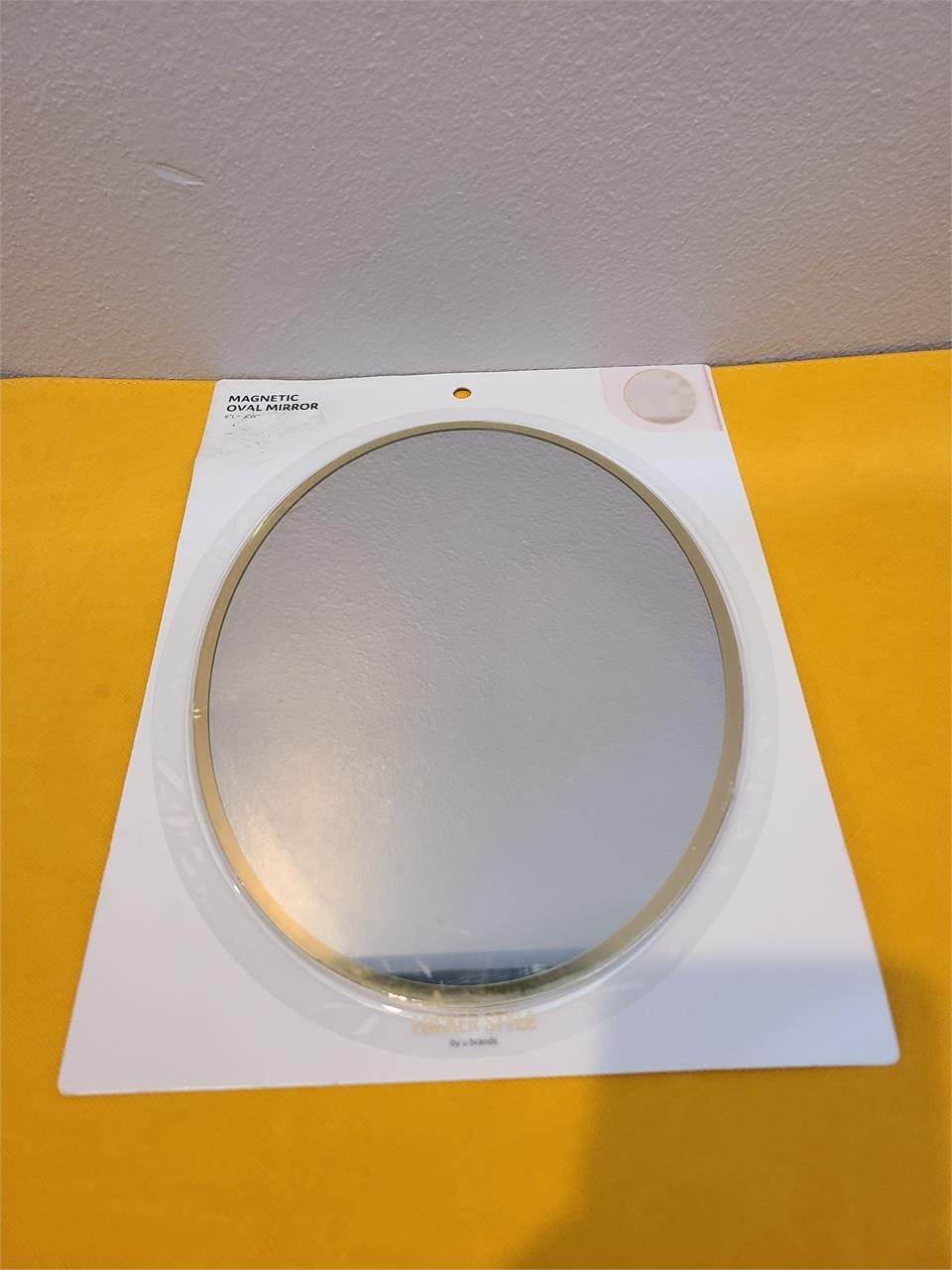 Magnetic oval mirror