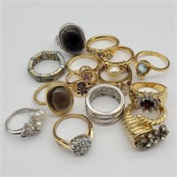 COSTUME JEWELRY: RINGS ASSORTMENT ALL WEARABLE