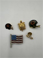 Smokers house Costume jewelry brooches pins