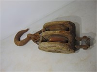 Old Wood 2-Place Pulley