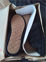 Ugg slippers size 5. Box is beat up