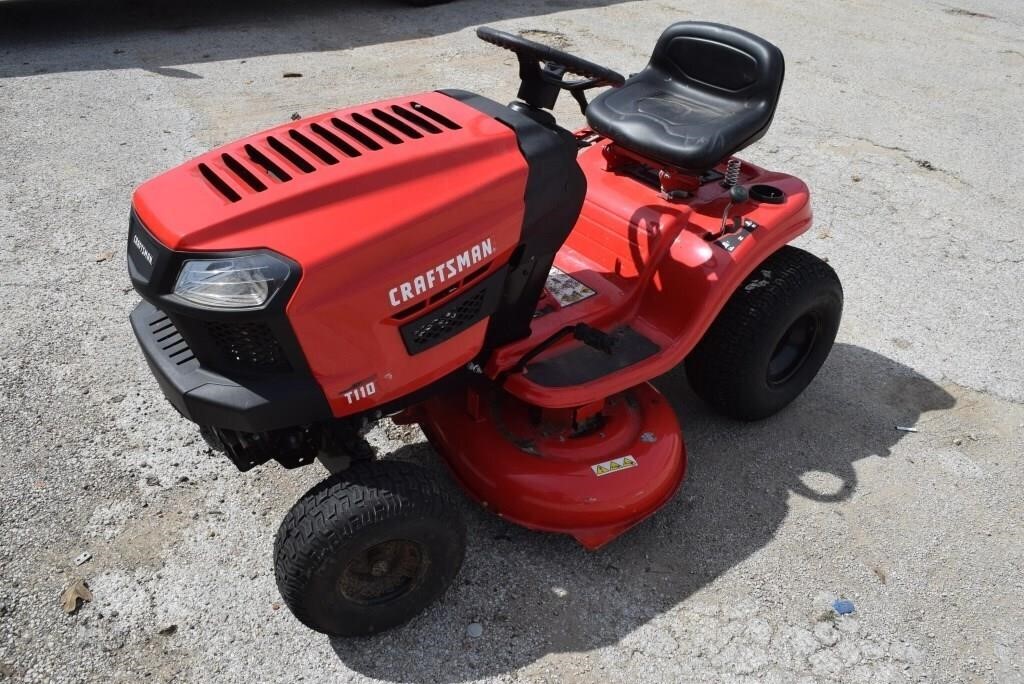 Craftsman Riding Lawn Tractor.  Runs & Mows. Very