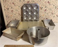 BAKING PANS FROM THE CABINET-ASSORTED