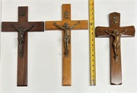 3 vieux crucifix en bronze et bois, 2 x 16’’ et
