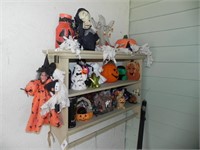 Wall Shelf with Halloween Décor, Standing Heart
