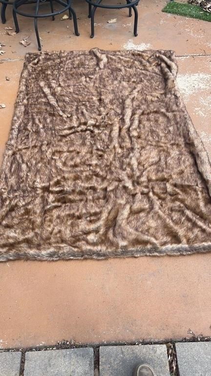 Faux Fur blanket approximately 5‘ x 7‘
By Vanity