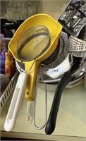 LOT OF KITCHEN ITEMS WITH STRAINERS, COLANDER,