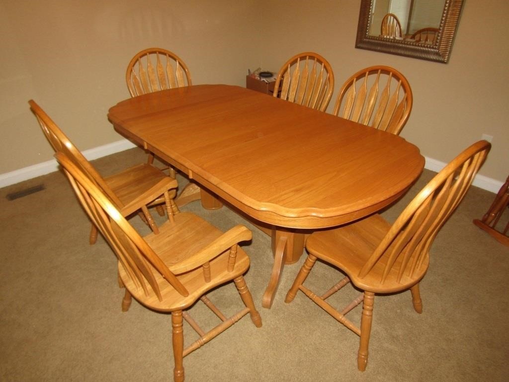 very nice oak dinging room table w/chairs & leaves