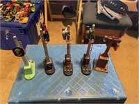 4 metal lionel train signals and 1 other signal