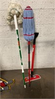 1 LOT, 3 PIECES, 2 Mops, 1 64 in. Extendable Snow