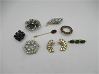 SMALL LOT OF VINTAGE AND ANTIQUE BROOCHES