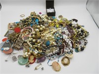 LARGE SELECTION OF VINTAGE COSTUME JEWELRY