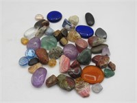 QTY OF POLISHED STONES AND GLASS PIECES