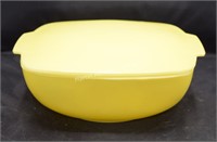 (D1) Yellow Pyrex 525-C 9x9" Covered Dish