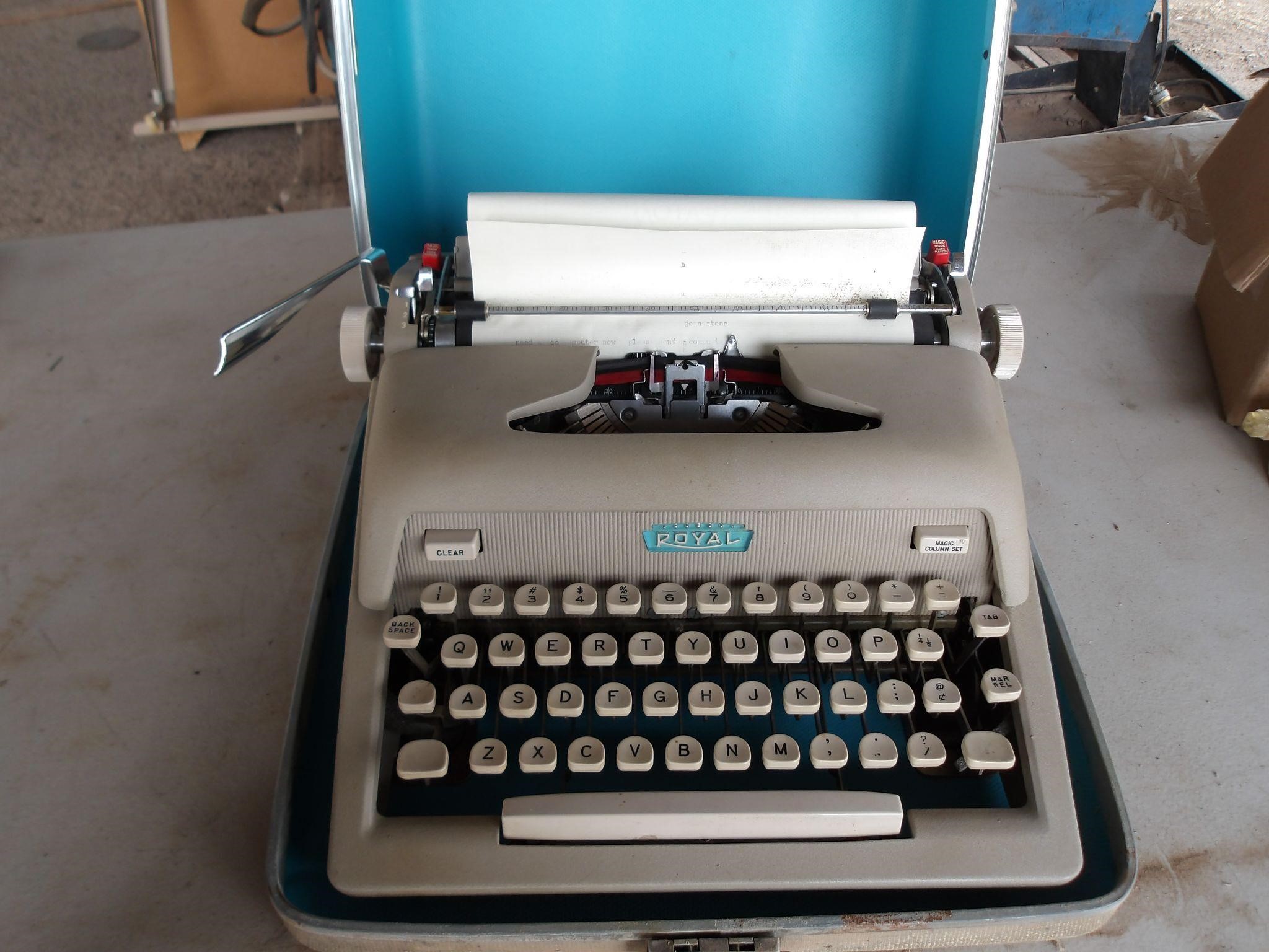 Vintage Typewriter, Manual, Royal, qty 1 ea
