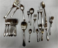 32 pieces of miscellaneous dinnerware