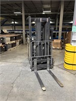 CROWN STAND UP FORKLIFT