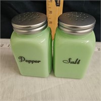 set of jadiete salt & pepper