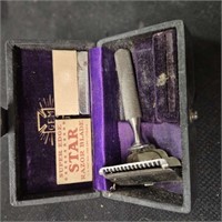 old razor in case with blades