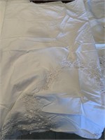 4 long table cloths ranging in size from