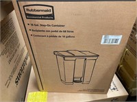 Rubbermaid FG614500BEIG 18 gallon step container
