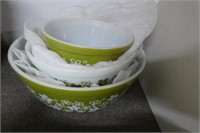 Set of 3 Pyrex nested bowls