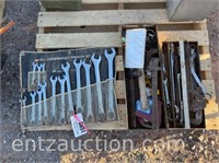 SET OF END WRENCHES & 2 METAL TRAYS,