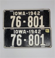 1942 matching Iowa license plates