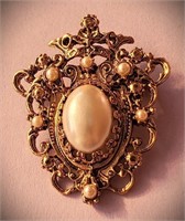 GORGEOUS VINTAGE GOLD & PEARL CREST STYLE BROOCH