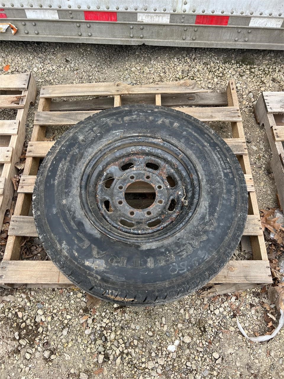 Spare tire for Ford Pick-up 2500 - 8 Bolt