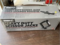 One 24” heavy duty scissor jack 7500 pound